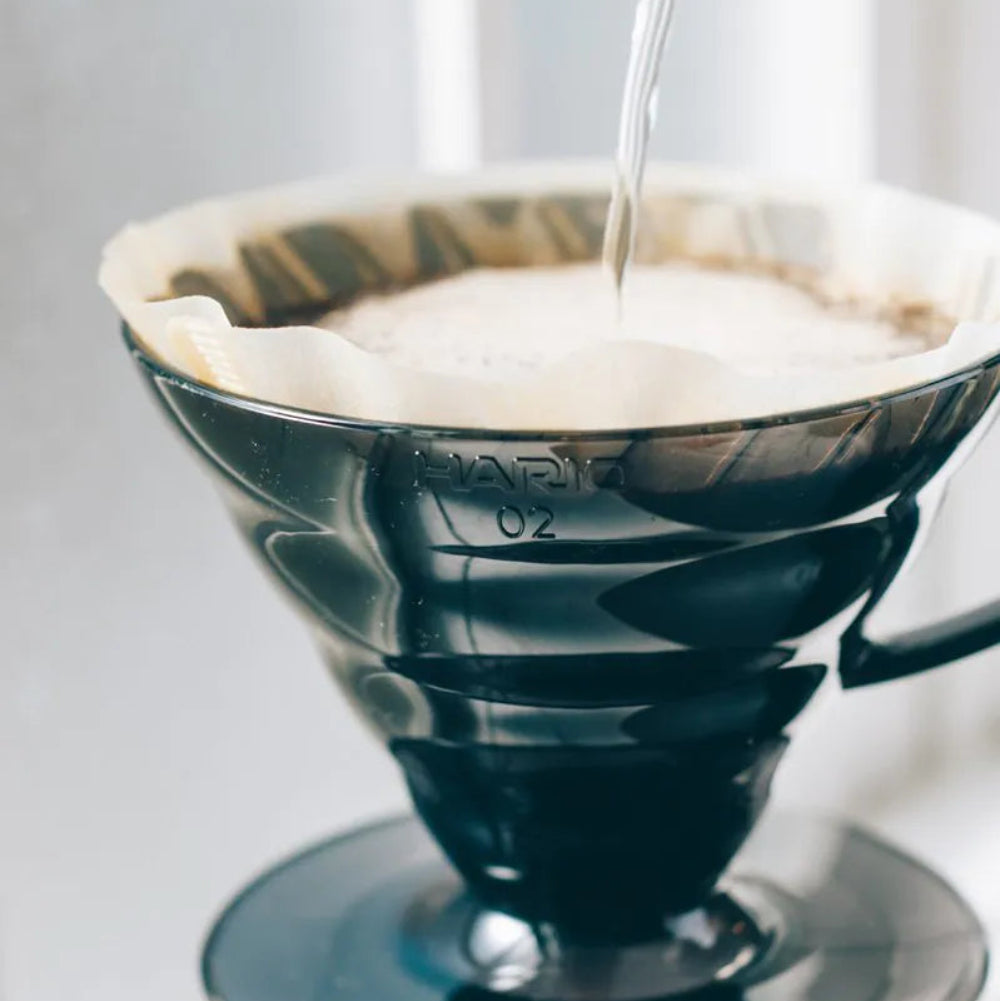 Hario V60 02 Siyah Şeffaf Plastik Dripper ve 40’lı Filtre Kâğıdı Seti