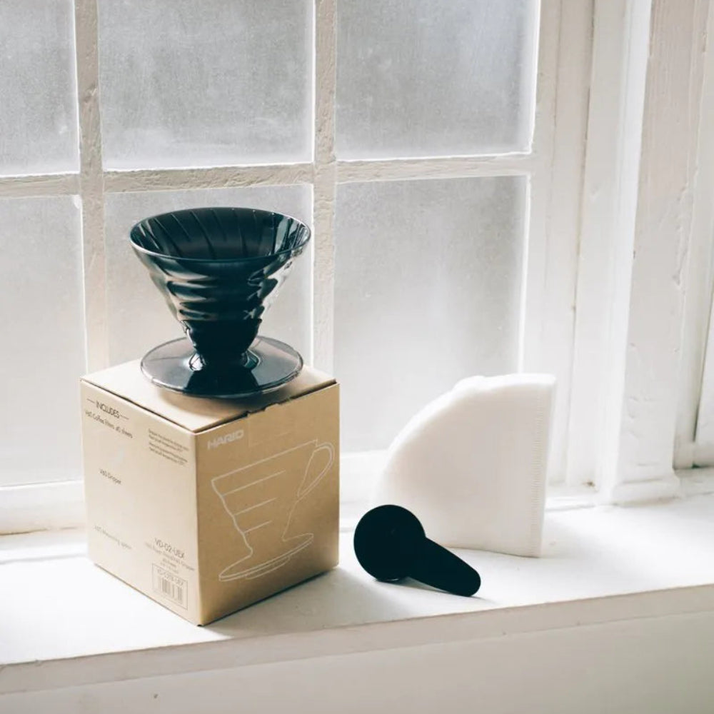 Hario V60 02 Siyah Şeffaf Plastik Dripper ve 40’lı Filtre Kâğıdı Seti