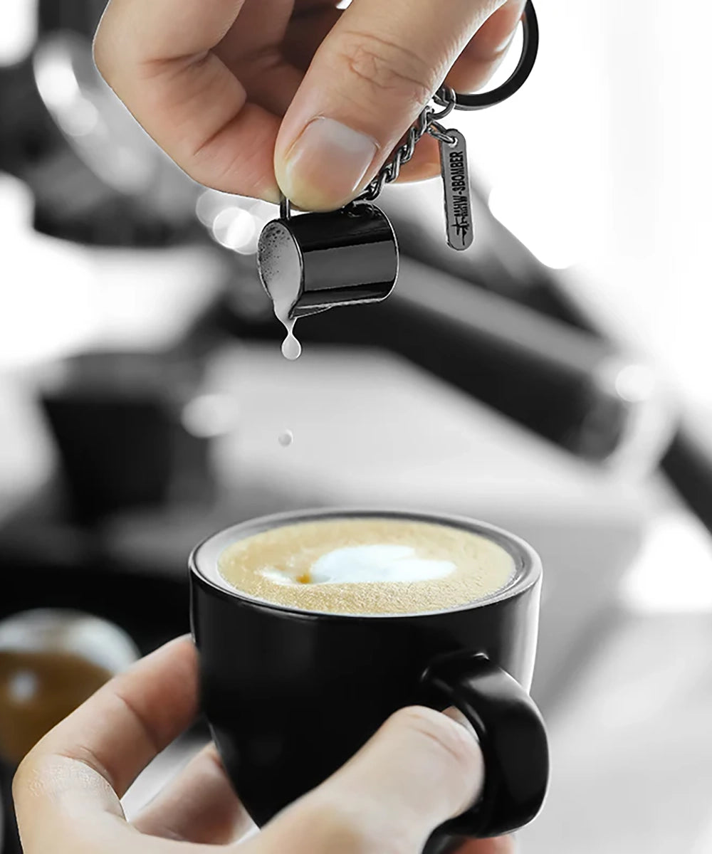 Süt Potu Pitcher Anahtarlık – Kahveseverlere Özel Mini Barista Hediyesi MHW-3BOMBER